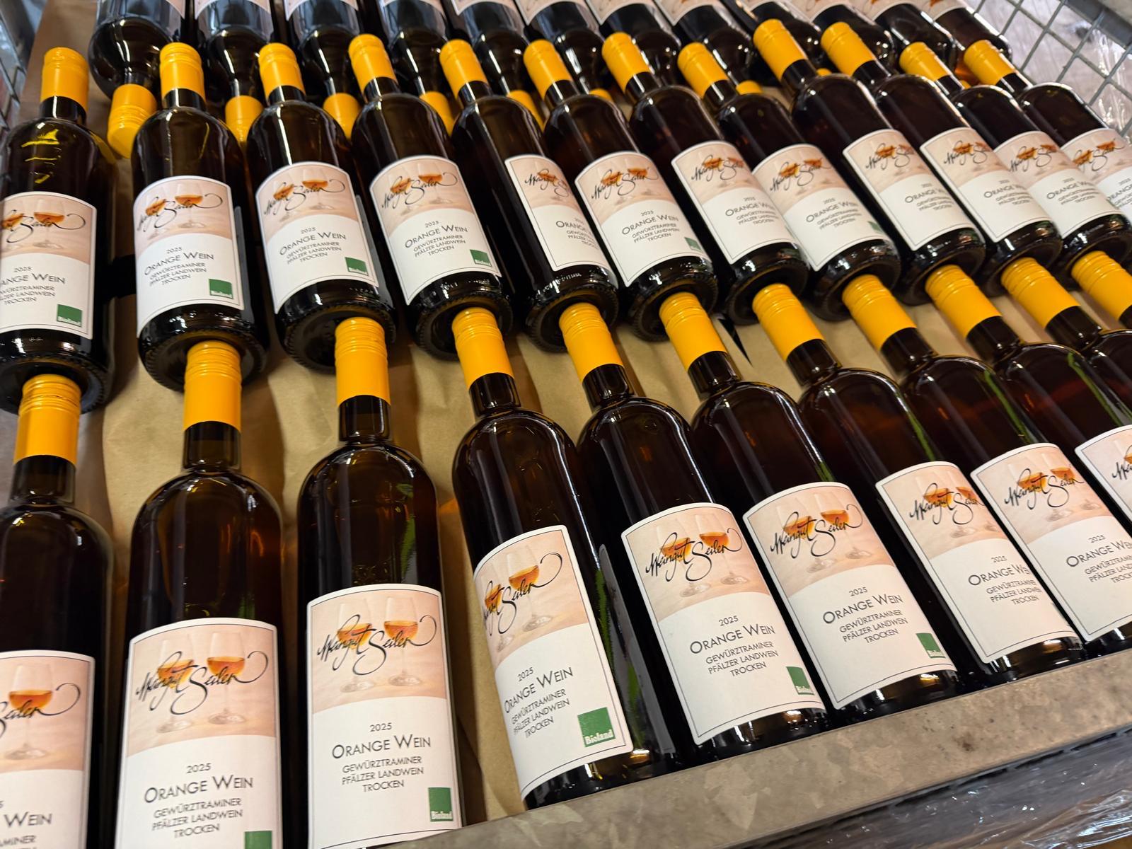 Weinflaschen der Sorte Orange Wein